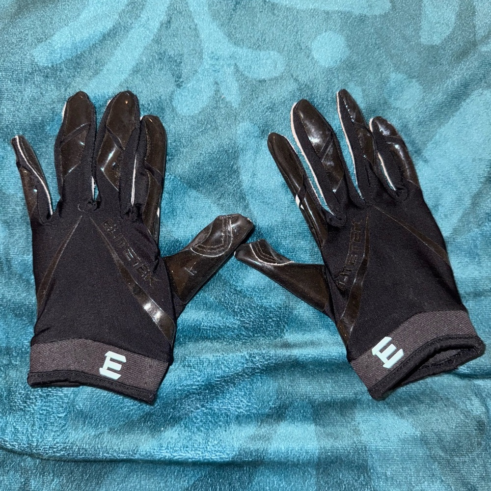 Elite- Youth Football 🏈 Gloves w/tacky grip, Black, Size Youth Small